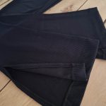 جزئیات پارچه و دوخت لگ کبریتی پایین چاک‌دار زنانه مشکی