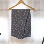 شلوار نخ پنبه زنانه مناسب منزل در رنگ خاکستری با دوخت باکیفیت و طراحی راحت